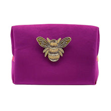 Charger l&#39;image dans la galerie, Trousse fuchsia avec broche abeille dorée
